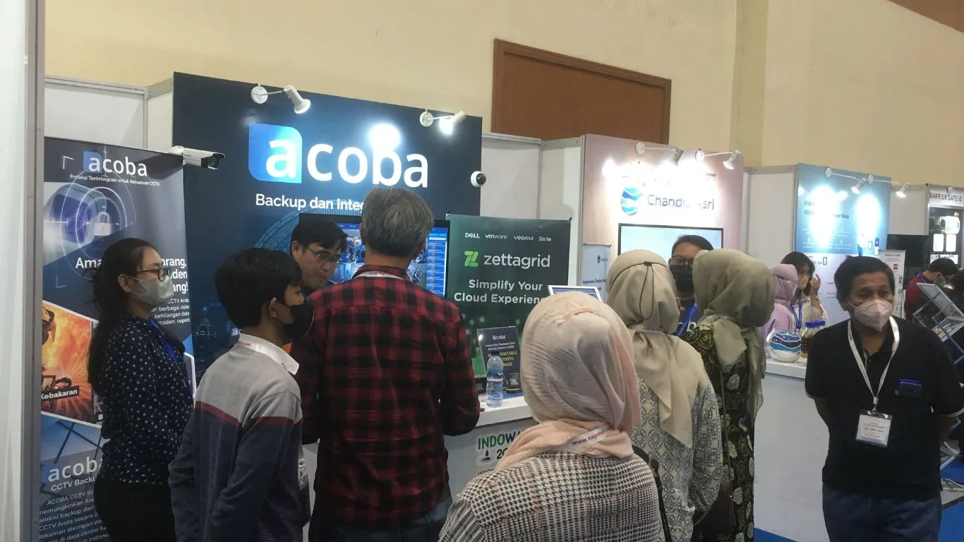 Pengunjung pameran berkumpul di depan booth Acoba