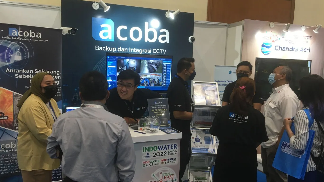 Pengunjung berbincang dengan staf Acoba di booth pameran Indowater 2022
