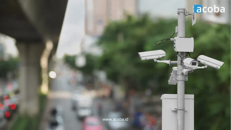 Dua kamera CCTV lalu lintas pada tiang di atas jalan raya perkotaan