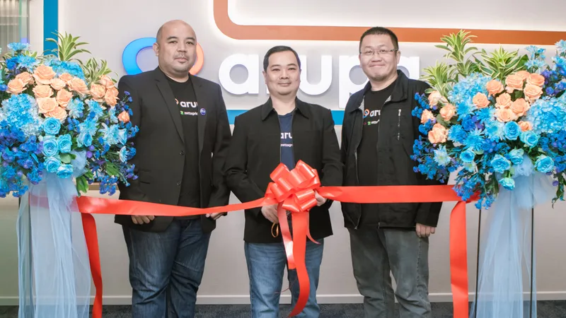 Tiga eksekutif Arupa Cloud Nusantara memotong pita peresmian kantor baru