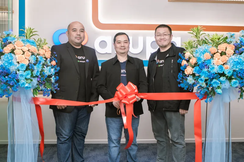 Tiga eksekutif Arupa Cloud Nusantara memotong pita peresmian kantor baru