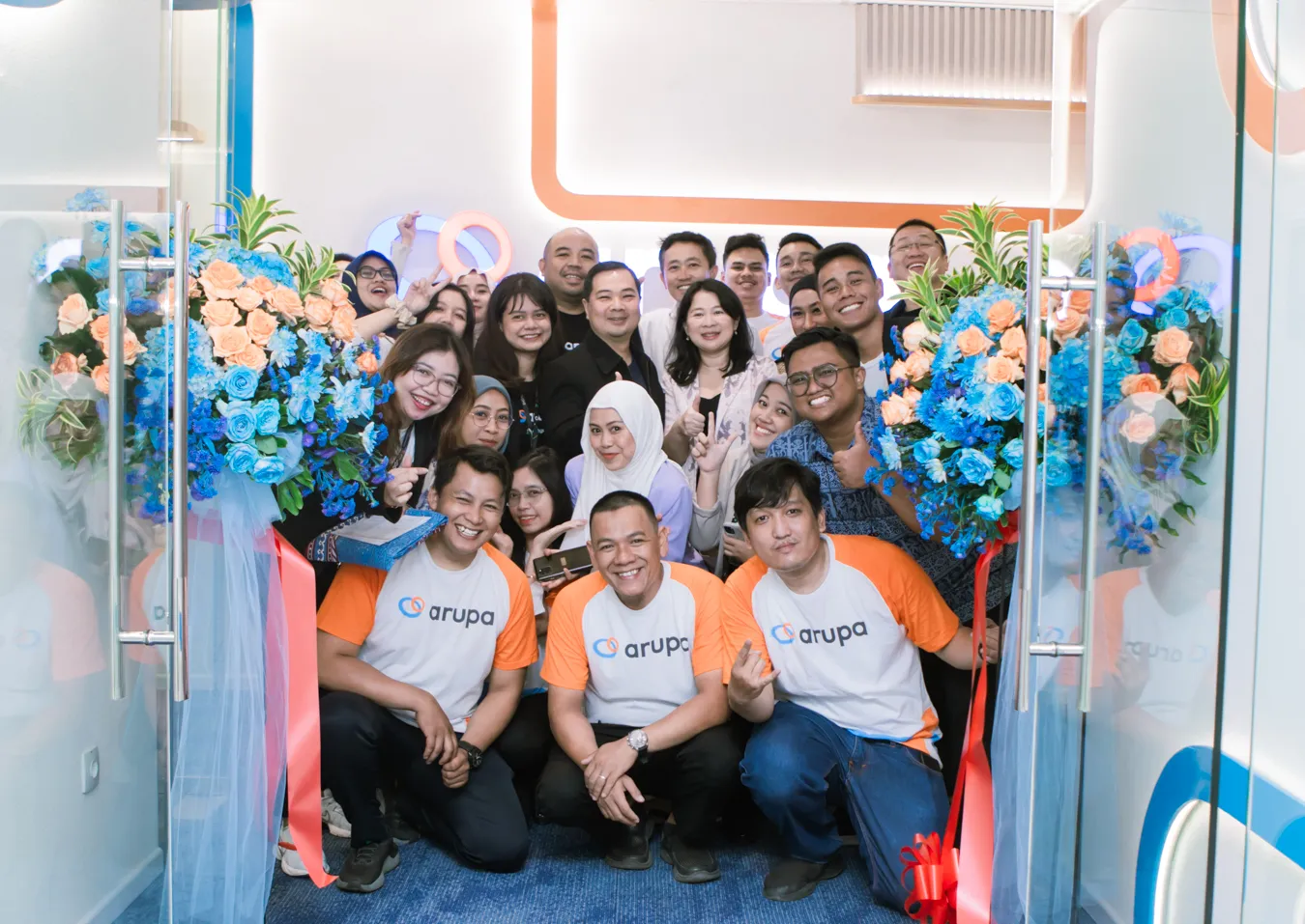 Foto bersama seluruh karyawan Arupa di kantor baru