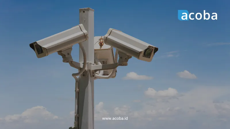 Tiga kamera CCTV pada satu tiang dengan latar langit berawan