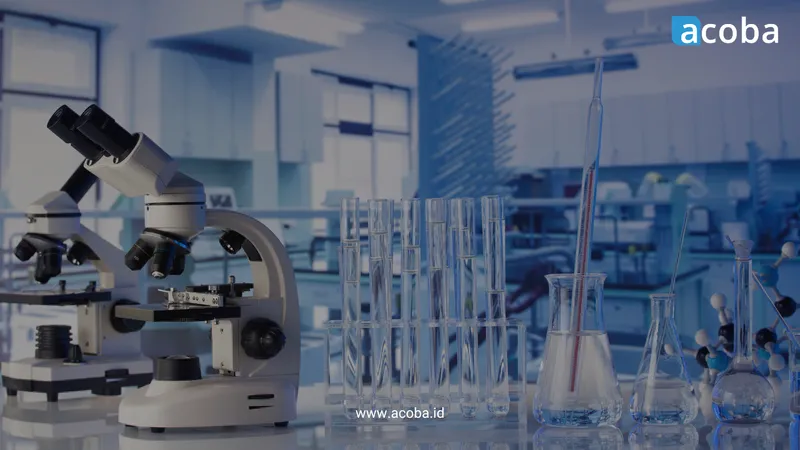 Mikroskop dan peralatan gelas di laboratorium kimia