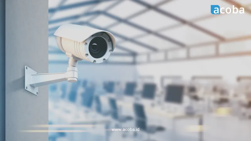 Kamera CCTV bullet terpasang di dinding ruang kantor