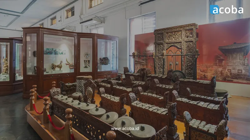 Ruang pameran museum berisi koleksi benda bersejarah dalam lemari kaca