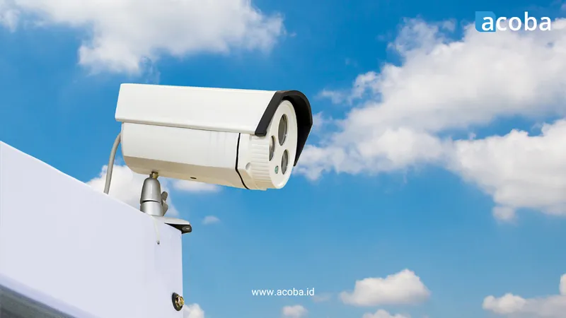 Kamera CCTV bullet di atap gedung dengan latar langit biru