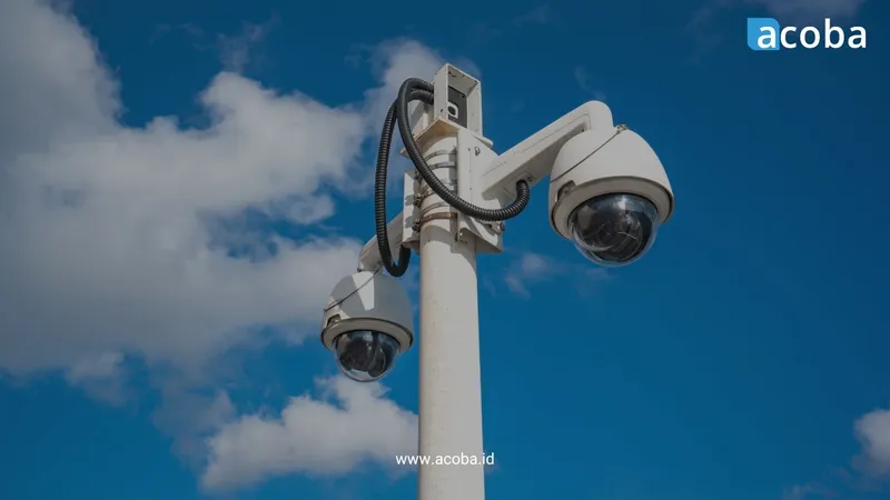 Dua kamera CCTV pada satu tiang dengan latar langit cerah