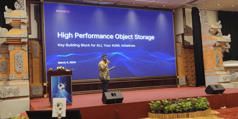Pembicara di panggung XCION 2024 dengan layar presentasi MinIO High Performance Object Storage