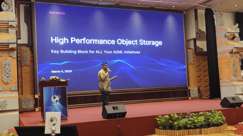 Pembicara di panggung XCION 2024 dengan layar presentasi MinIO High Performance Object Storage