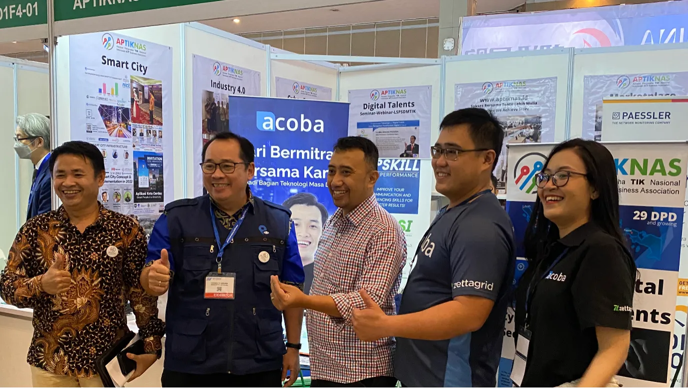 Staf Acoba berfoto bersama pengunjung di booth pameran Smart City
