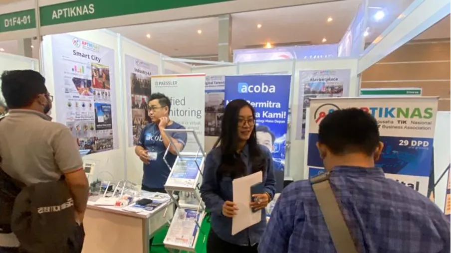 Staf Acoba melayani pengunjung di booth pameran