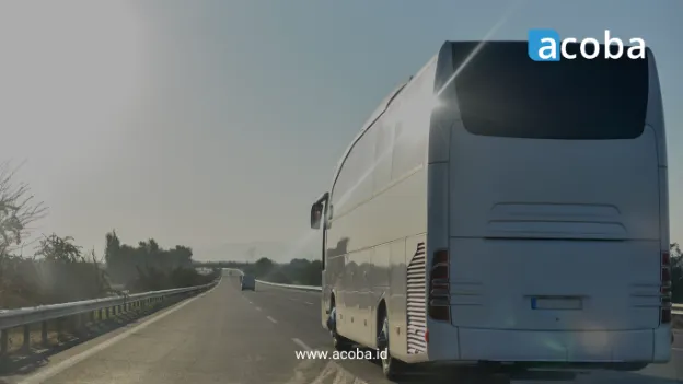 Bus antarkota melaju di jalan tol