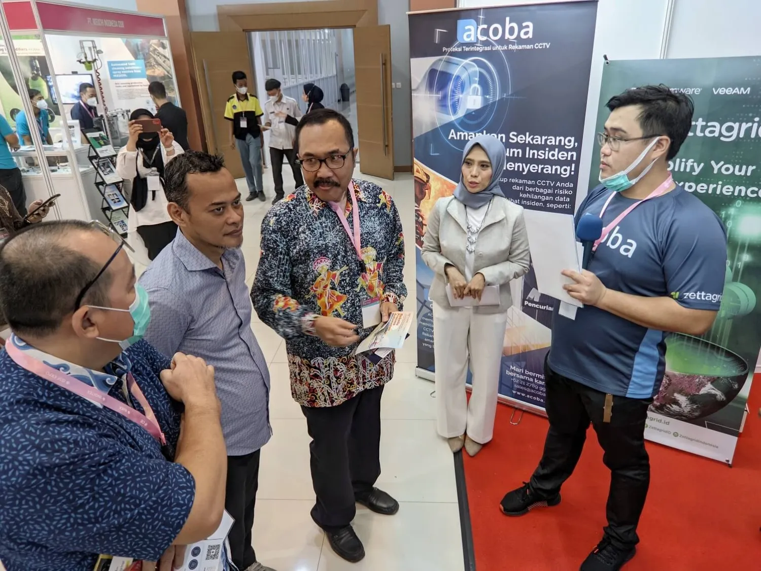 Additional Image - Kenny Kurniadi Selaku Business Development dari ACOBA yang sedang mempresentasikan pentingnya backup CCTV