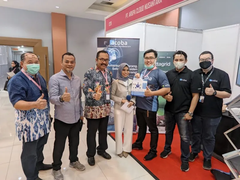 Foto bersama di booth PT Arupa Cloud Nusantara pada sebuah pameran