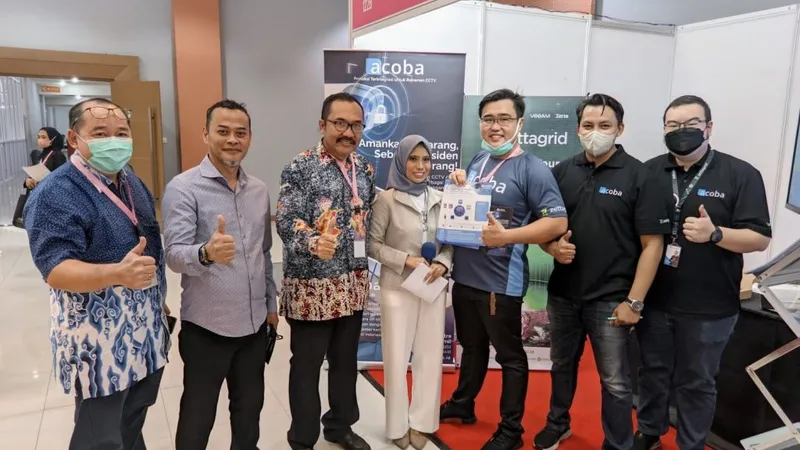 Foto bersama di booth PT Arupa Cloud Nusantara pada sebuah pameran