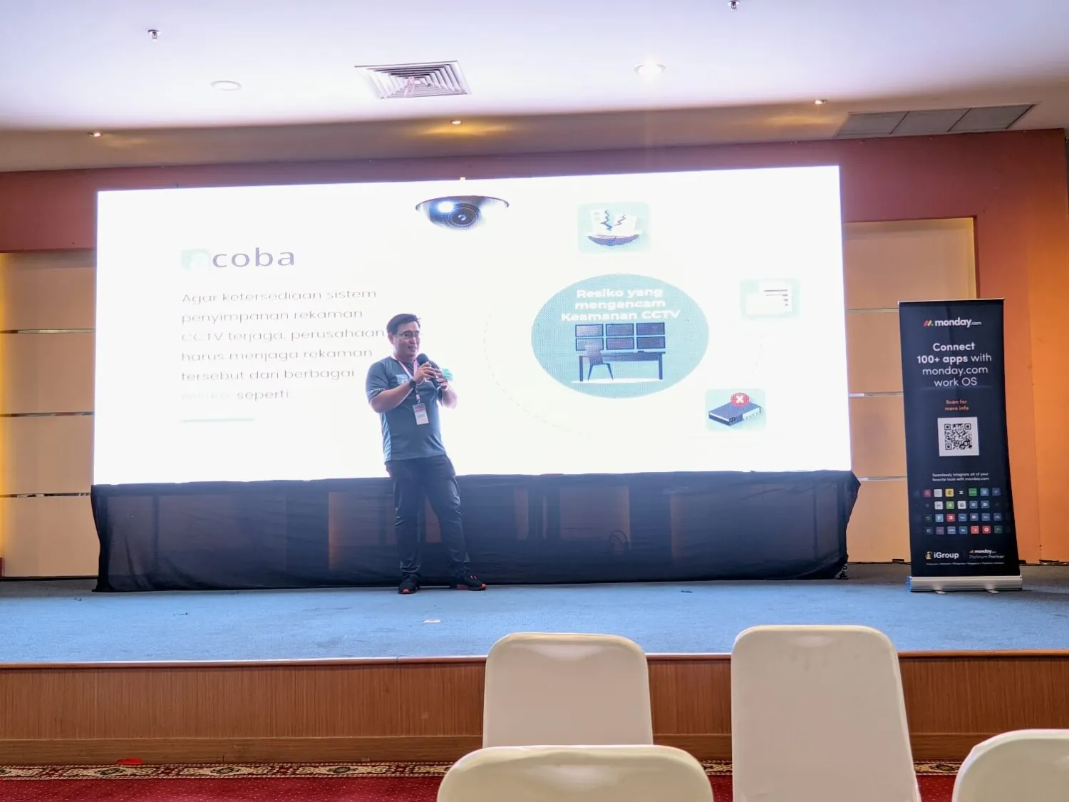 Additional Image - Kenny Kurniadi Selaku Business Development dari ACOBA yang sedang mempresentasikan pentingnya backup CCTV