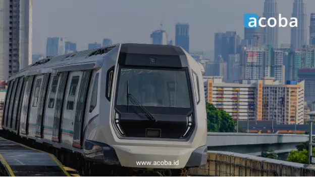Rangkaian kereta MRT berhenti di stasiun layang dengan latar gedung kota