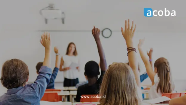 Murid-murid mengangkat tangan di ruang kelas dengan guru di depan