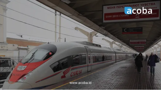 Kereta cepat di peron stasiun dengan penumpang berjalan