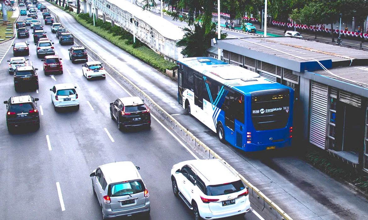 Bus rapid transit biru melaju di jalur khusus di antara lalu lintas kota