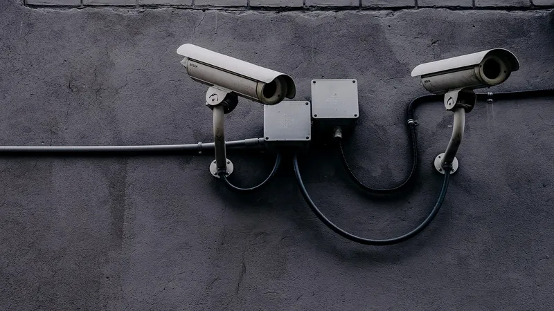 Kamera CCTV terpasang di sudut plafon area perkantoran modern