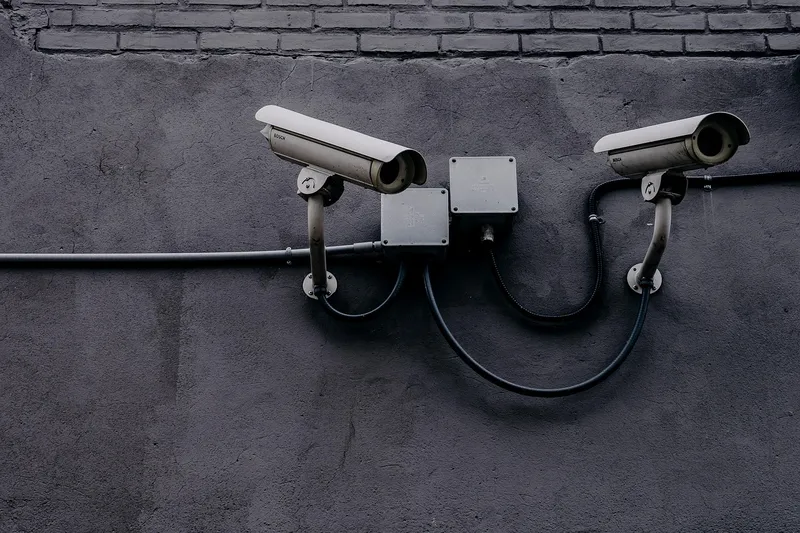 Kamera CCTV terpasang di sudut plafon area perkantoran modern